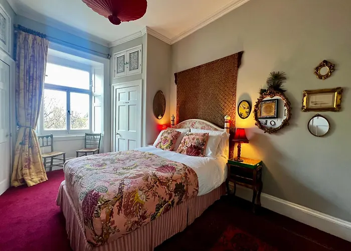 Central Apartment With Parking, Original Art And Antiques