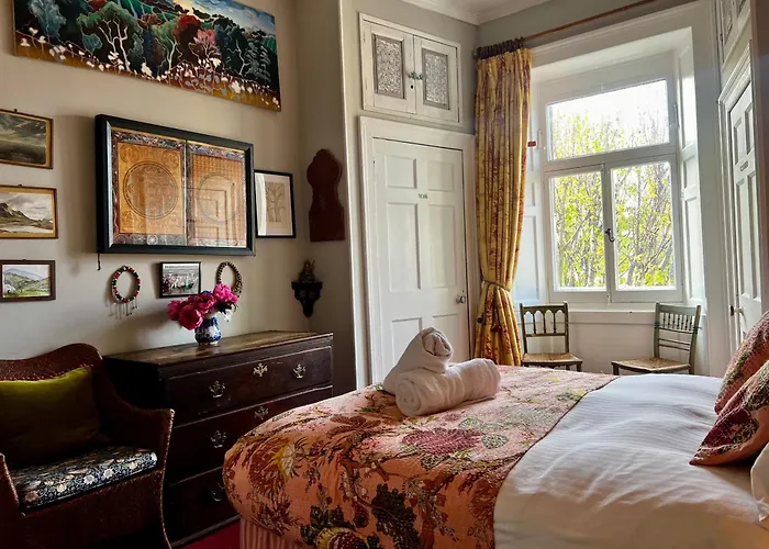 Central Apartment With Parking, Original Art And Antiques
