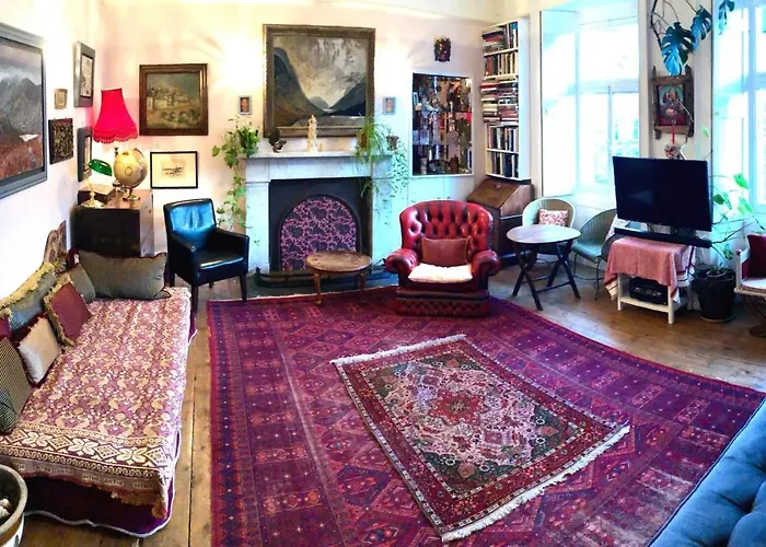 Central Apartment With Parking, Original Art And Antiques