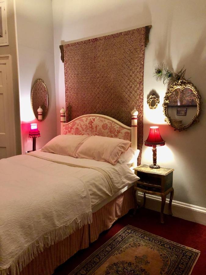 Apartamento With Parking, Original Art And Antiques *