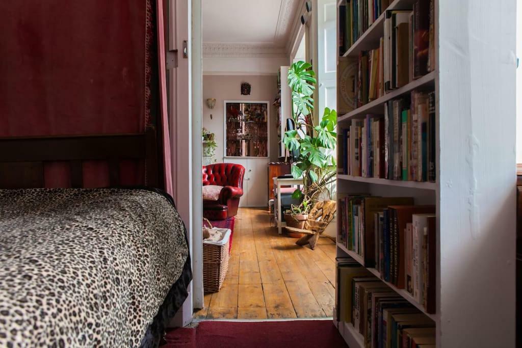 With Parking, Original Art And Antiques Apartamento