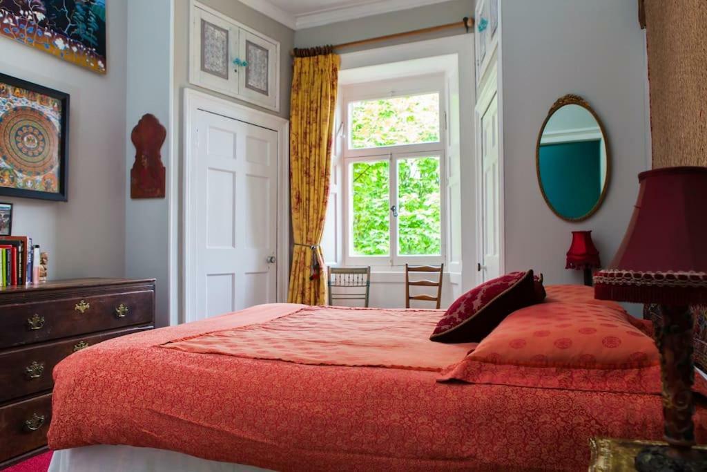 With Parking, Original Art And Antiques * Edimburgo