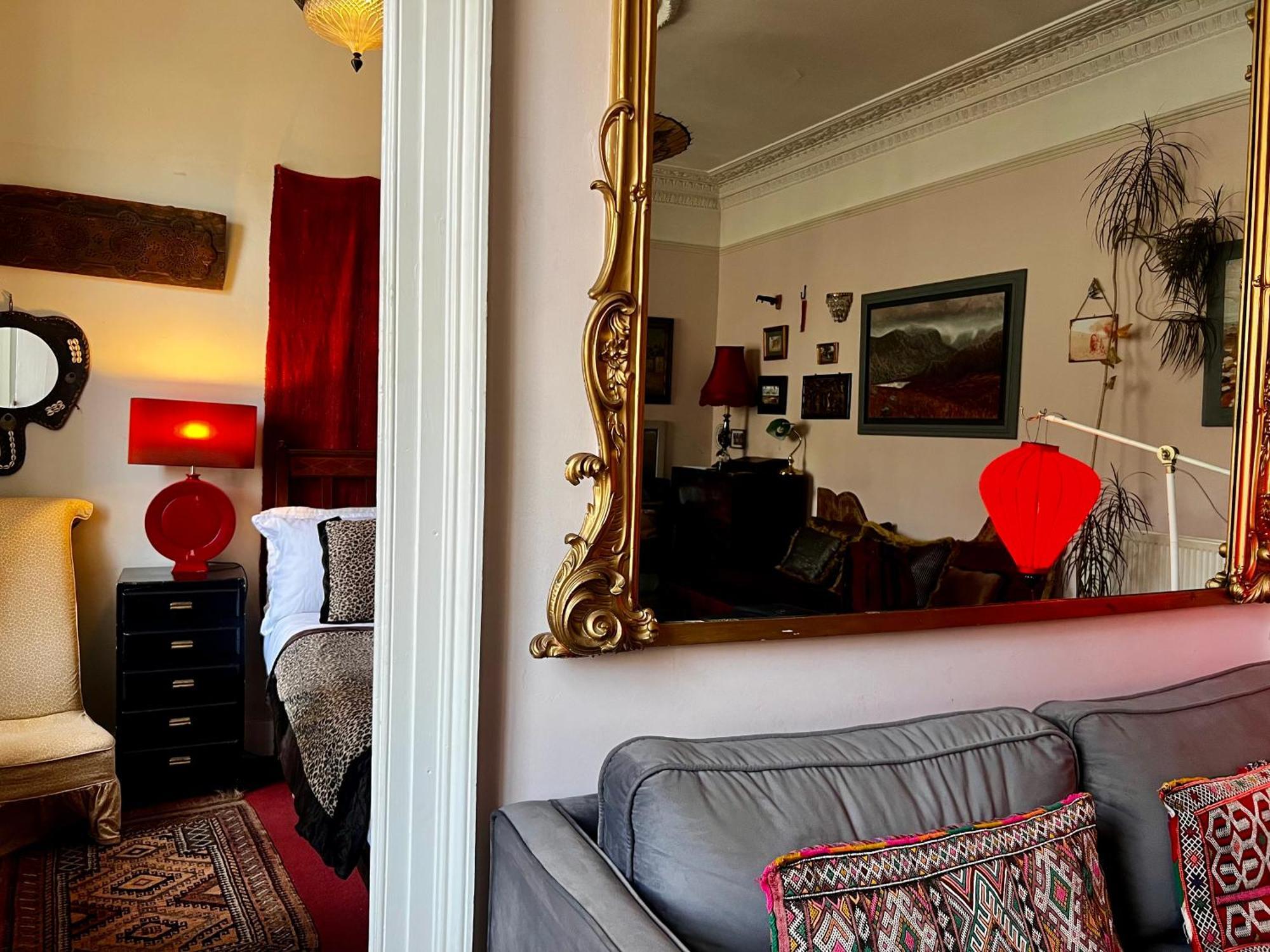 With Parking, Original Art And Antiques Edimburgo