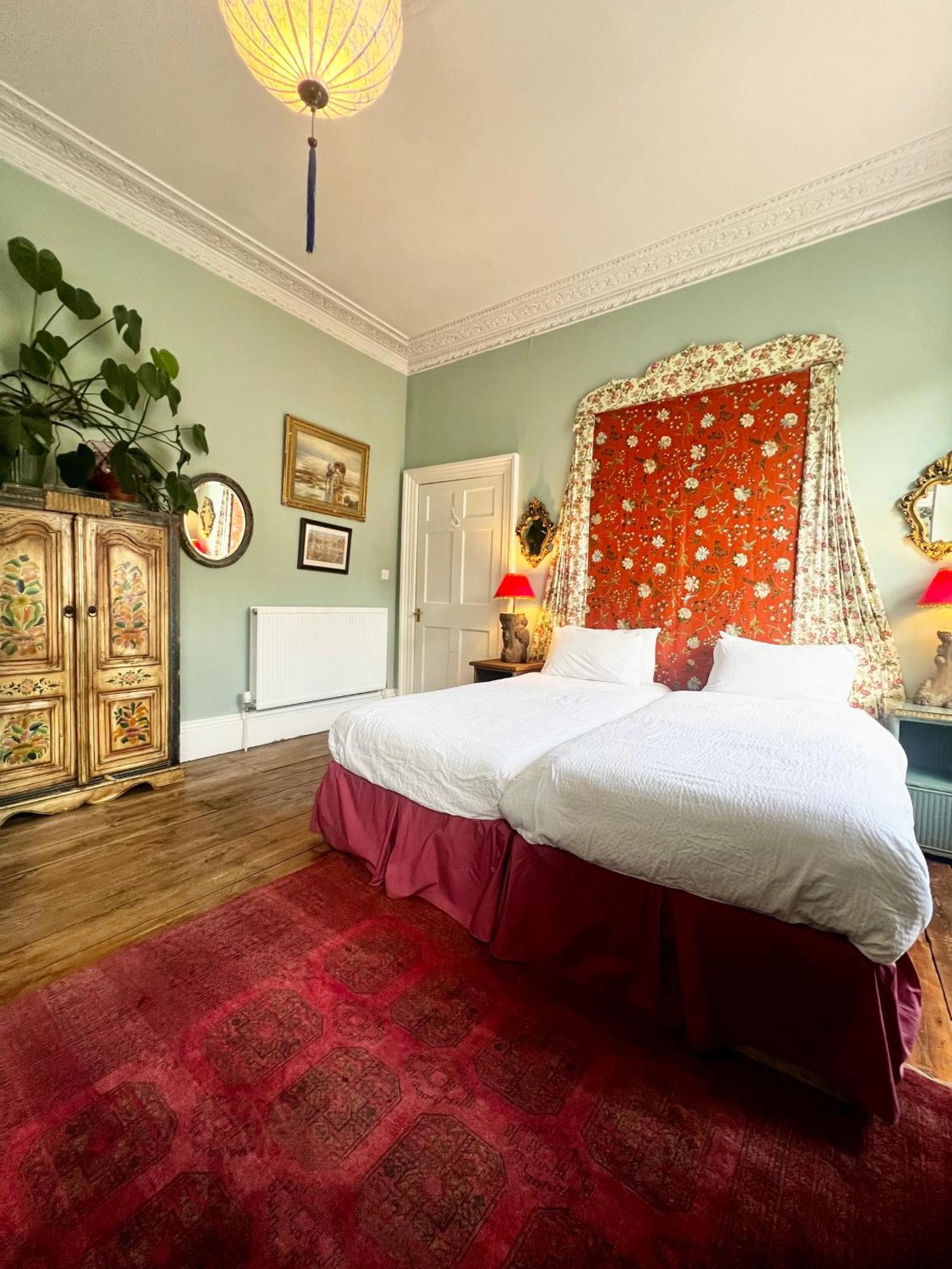 With Parking, Original Art And Antiques * Edimburgo